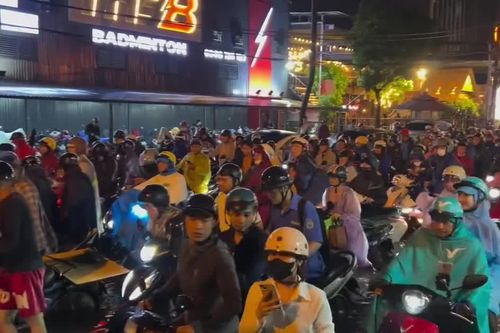 Mưa lớn khiến giờ tan tầm hóa 'ác mộng', 'đường sinh viên' Bình Thạnh ngập nặng