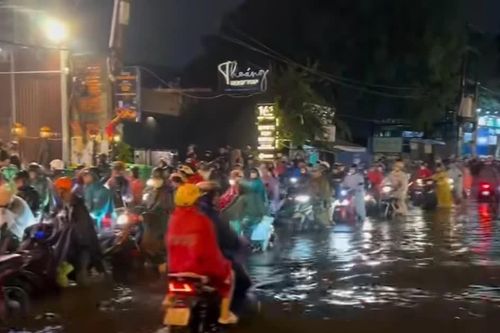 Mưa lớn, TP.HCM ngập nước: Người dân chật vật giờ tan tầm