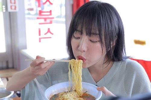 Bữa ăn khác lạ của YouTuber nổi tiếng nhất Hàn Quốc