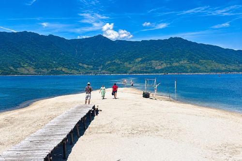 Sự thật tên biển Lăng Cô