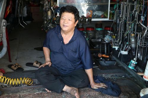 Tiệm sửa xe 'không tiền cũng vá' giữa lòng TP.HCM