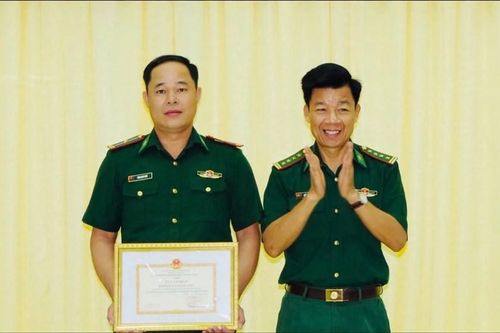 Biểu dương Thiếu tá Biên phòng nhặt được 85 triệu đồng, tìm người trả lại