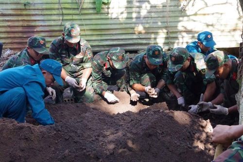 Quảng Ngãi: Phát hiện 3 hài cốt liệt sĩ trong vườn nhà dân ở phường Đăk Cấm