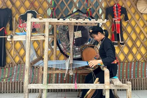 Thổ cẩm thích nghi với đời sống hiện đại