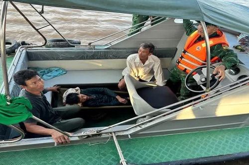 Kịp thời cứu thuyền viên gặp nạn trên biển