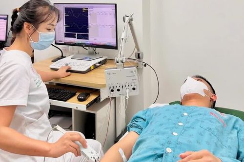 Tổn thương thần kinh, yếu tứ chi vì hít 50 quả bóng cười mỗi ngày