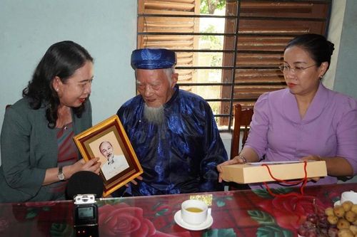 Phó Chủ tịch nước Võ Thị Ánh Xuân thăm, tặng quà người cao tuổi tại Đà nẵng