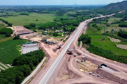 Gấp rút hoàn thiện hai nút giao trên cao tốc qua Huế