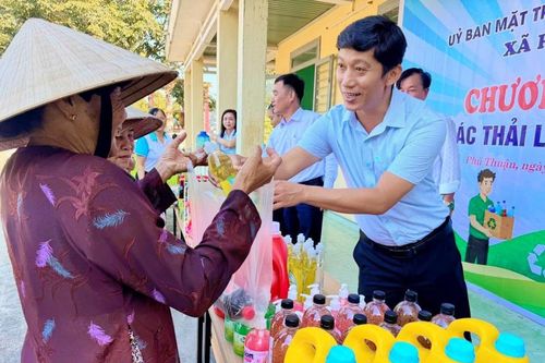 Đổi rác thải nhựa lấy nhu yếu phẩm