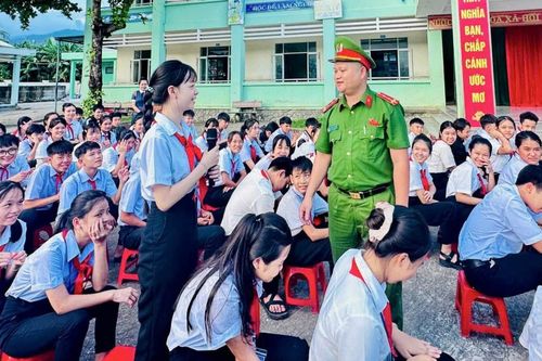 Phổ biến kiến thức pháp luật về an toàn giao thông cho học sinh