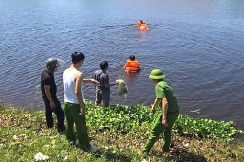 Kịp thời cứu 2 người bị lật ghe trên sông