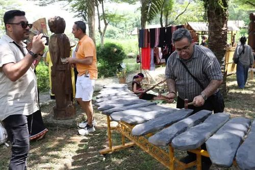 Đại biểu quốc tế làm bánh, thưởng thức rượu cần của các dân tộc Việt Nam