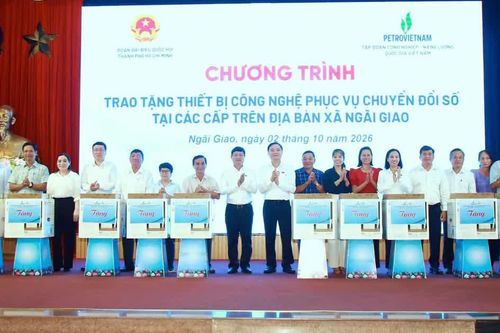 Trao thiết bị hỗ trợ chuyển đổi số tại xã Ngãi Giao