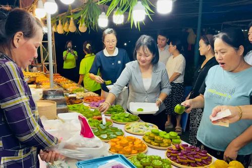 Sôi động hội chợ mùa thu tại phường Phú Lâm