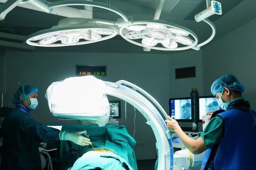 Cú ngã nhẹ, cụ bà 82 tuổi gãy xẹp đốt sống vì loãng xương nặng