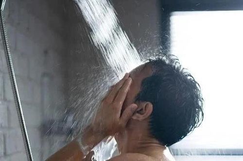 Bác sĩ cảnh báo thói quen lấy nước vòi sen để súc miệng