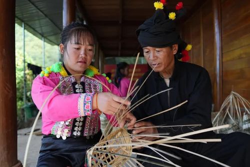 Học nghề mở hướng sinh kế cho người dân Hua Bum