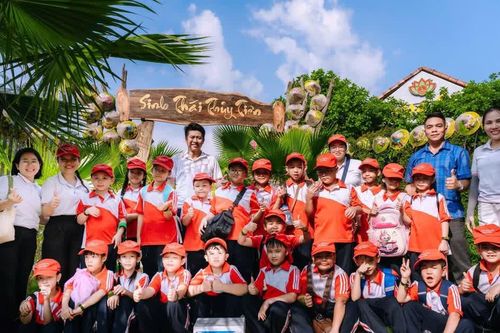 Khi chiếc lá hóa thành đồ chơi, cánh đồng thành lớp học