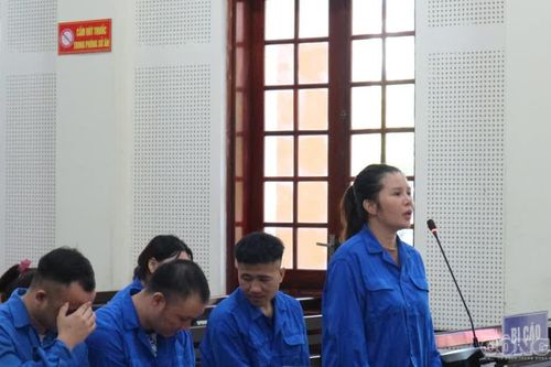 Nhóm 'nam thanh, nữ tú' cùng bay lắc trong quán karaoke