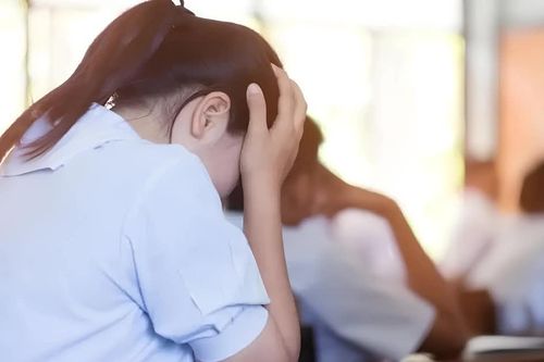 Tại sao trẻ có thể nói với nhiều người xa lạ trên mạng nhưng lại 'đóng cửa' với chính cha mẹ mình?