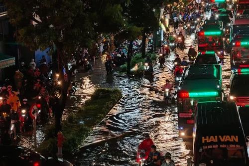 Đêm 'kinh hoàng' sau mưa lớn ở TPHCM