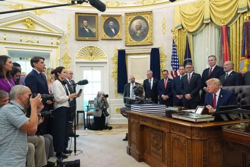 Tổng thống Trump tiết lộ việc Mật vụ Mỹ muốn dỡ bỏ Phòng Bầu dục