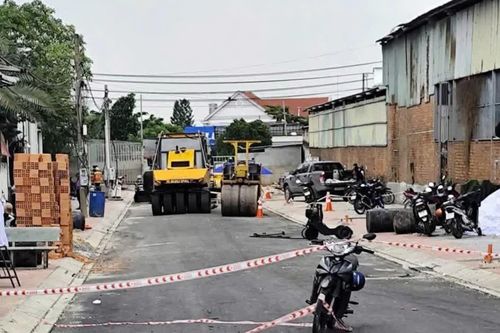 Đang thổi bụi, một người đàn ông bị xe lu cán tử vong tại chỗ