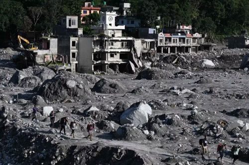 Du khách bất ngờ trở về sau 37 ngày mất tích trong thảm họa lũ quét Nepal