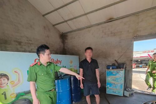 3.000 lít dầu lậu ngụy trang dưới cơ sở thu mua phế liệu