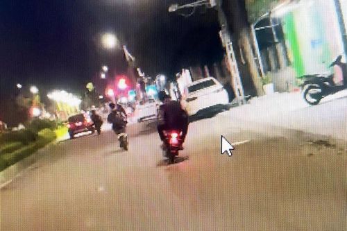 2 thiếu niên sinh năm 2002 lạng lách, đánh võng trên đường