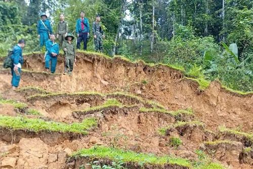 Lở đất đe dọa nhiều hộ dân bản Mường Khăng