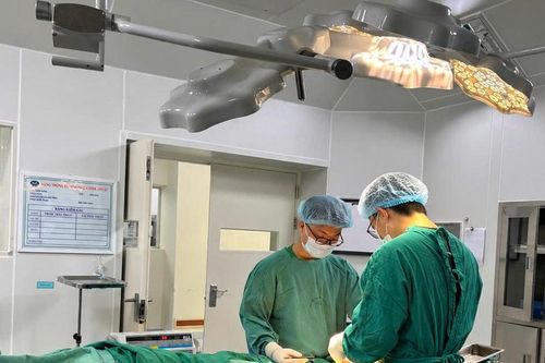 Nam thanh niên bị chân chống xe máy đâm xuyên cẳng chân