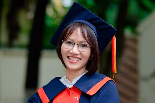 Người mẹ nuôi 2 con đang học tiến sĩ, trở thành tân sinh viên ở tuổi 48