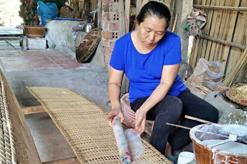 Bỏ nghề hướng dẫn viên, người phụ nữ TPHCM về giữ nghề bánh tráng 3 thế hệ