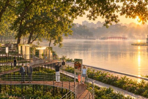 Hà Nội đang làm 'cầu cạn check-in' bên Hồ Hoàn Kiếm