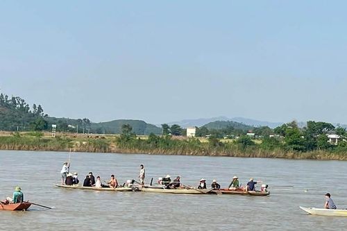Tìm kiếm 2 vợ chồng nghi bị lật thuyền, mất tích trên sông Lam