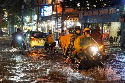 TPHCM yêu cầu trực 24/24h, dùng máy bơm di động xử lý điểm ngập sâu