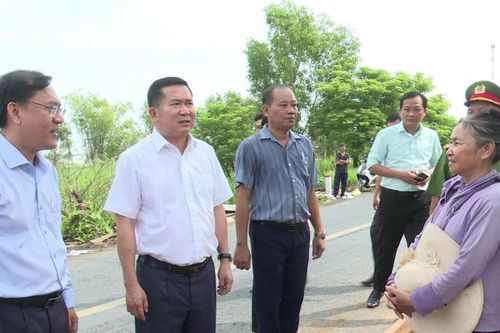 Ông Đinh Văn Nơi trao 240 triệu đồng hỗ trợ 4 hộ dân bị cháy nhà ở An Giang