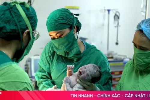 Người đón những tiếng khóc chào đời