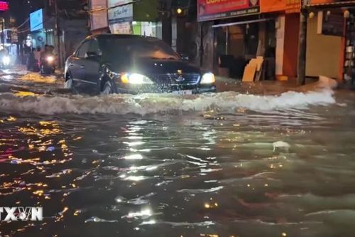 Cận cảnh nhiều tuyến đường ở Thành phố Hồ Chí Minh ngập sâu