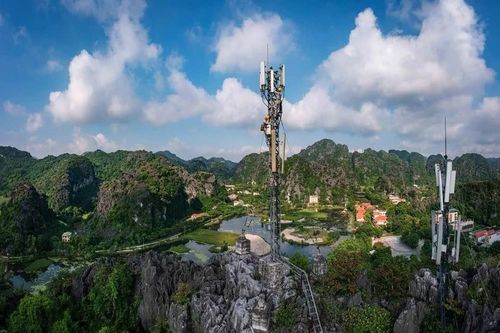 Lên núi xóa 'lõm sóng,' mở cánh cửa Internet cho trẻ em vùng cao