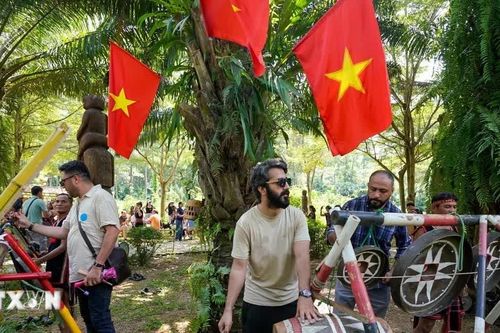 Bạn bè quốc tế khám phá nét văn hóa đặc sắc của 54 dân tộc Việt Nam