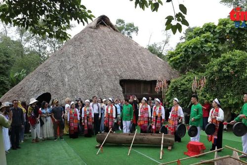 Du khách quốc tế trải nghiệm sắc màu văn hóa 54 dân tộc Việt Nam