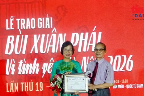 Giải thưởng Bùi Xuân Phái - Vì tình yêu Hà Nội vinh danh nhà thơ Bằng Việt