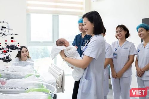 Ca sinh ba hiếm gặp: Bé đầu chào đời trước hai bé sau gần 38 giờ