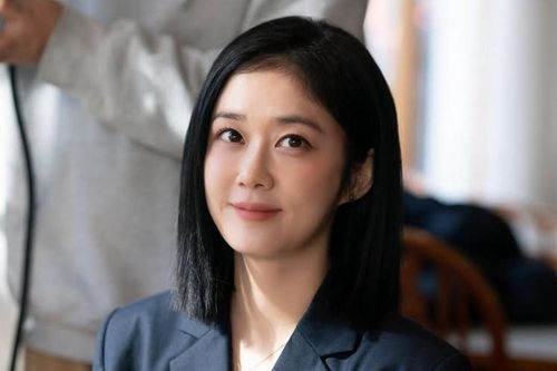 Jang Na Ra trở lại với tạo hình luật sư trong Good Partner