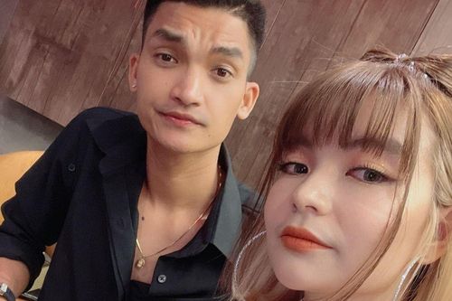 Vợ chồng Mạc Văn Khoa ăn mừng sau khi trúng số