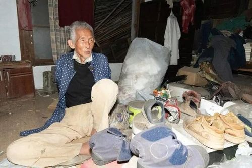 Cụ ông sống trong căn nhà lụp xụp và bừa bộn, nhưng biết khối tài sản đang sở hữu ai cũng choáng váng