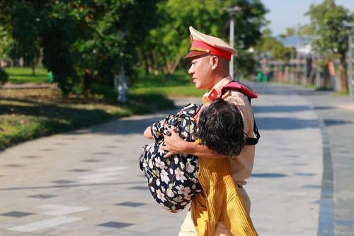 Thượng tá CSGT lao xuống dòng nước, cứu người phụ nữ giữa sông Hương