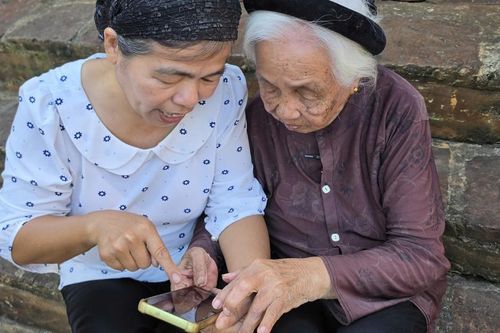 Con, cháu đang là… mật khẩu của người cao tuổi